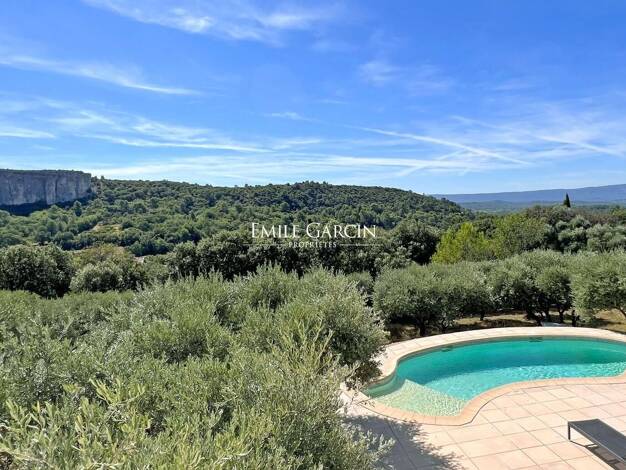 Maison à vendre 970 000 € 5 pièces 3 chambres 200 m² 2 786 m² de terrain Lioux 84220