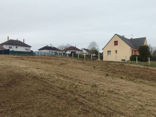 Terrain constructible à vendre 37 000 € 2 177 m² de terrain Sud Est-Nord Ouest Montval-sur-Loir 72500