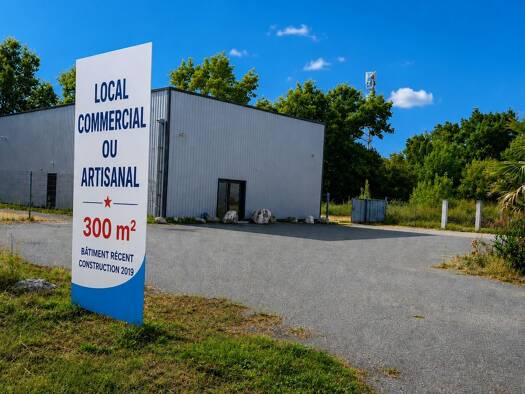 Parking à vendre 233 200 € 300 m² Saint-Seurin-sur-l'Isle 33660