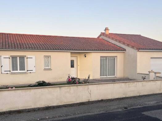 Maison de plain-pied à vendre 181 000 € 4 pièces 3 chambres 118 m² 883 m² de terrain La Ferrière-en-Parthenay 79390