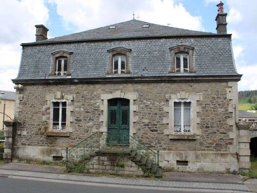 Maison à vendre 87 200 € 14 pièces 9 chambres 376 m² 957 m² de terrain Riom-ès-Montagnes 15400