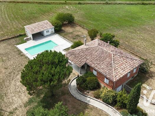 Maison de plain-pied à vendre 220 000 € 4 pièces 3 chambres 109 m² 2 452 m² de terrain La Ville-Dieu-du-Temple 82290