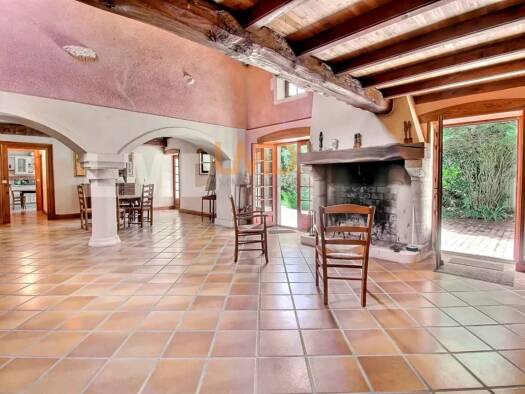 Maison à vendre 362 000 € 8 pièces 5 chambres 275 m² 1 200 m² de terrain Saint-Martin-de-Juillers 17400