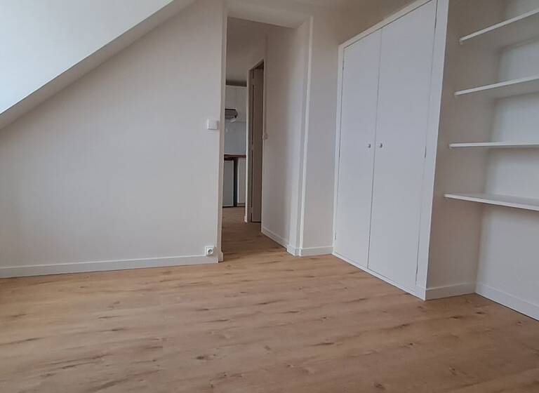 Appartement à louer 850 € 2 pièces 1<br/>chambre 21 m²<br/>superficie Dernier étage, 4/4<br/>étage Saint Louis Versailles 78000