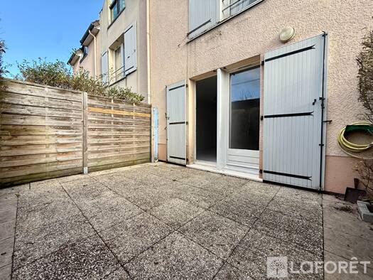 Appartement à louer 900 € 2 pièces 1 chambre 38 m² RDC/2 Mairie Rouxel-Sud Est Pontault-Combault 77340