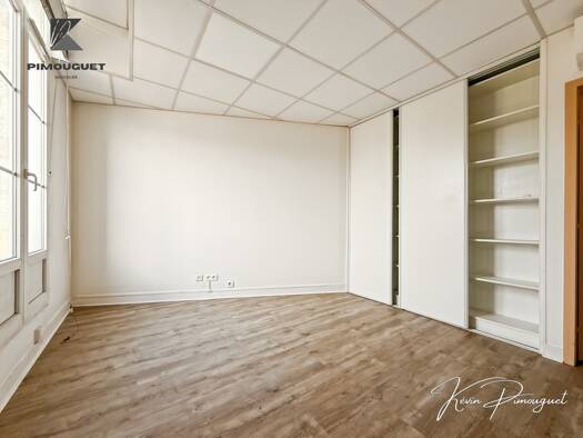 Local d'activités à vendre 178 200 € 77 m² d'espace de stockage La Bastide Libourne 33500