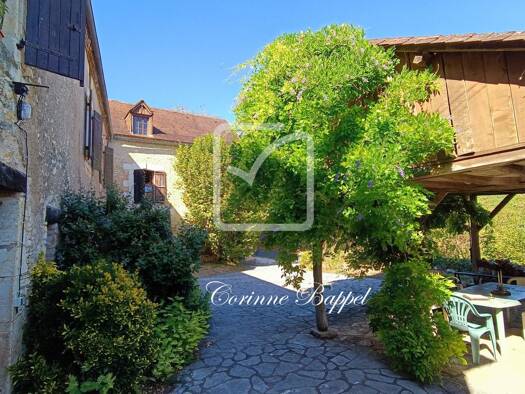 Maison à vendre 227 900 € 12 pièces 7 chambres 328 m² 3 700 m² de terrain Cubjac-Auvézère-Val d'Ans 24640