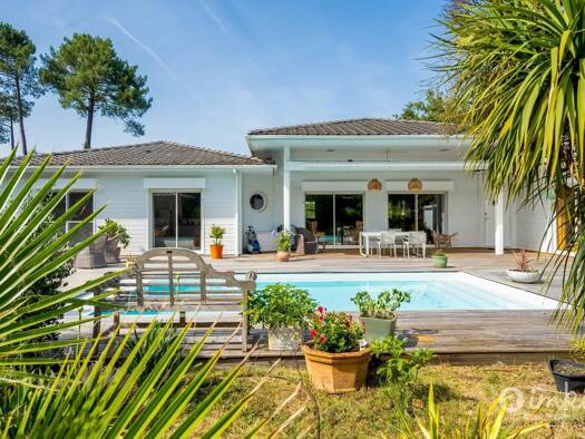 Maison à vendre 825 000 € 9 pièces 4 chambres 215 m² 2 755 m² de terrain Salles 33770