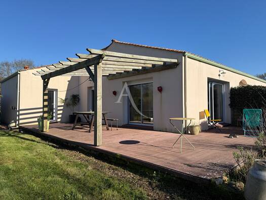 Maison de plain-pied à vendre 279 500 € 4 pièces 3 chambres 118 m² 2 500 m² de terrain Le Givre 85540