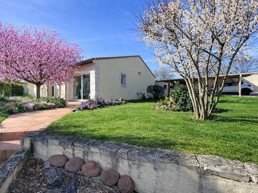 Maison de plain-pied à vendre 268 000 € 6 pièces 3 chambres 109 m² 652 m² de terrain Billom 63160