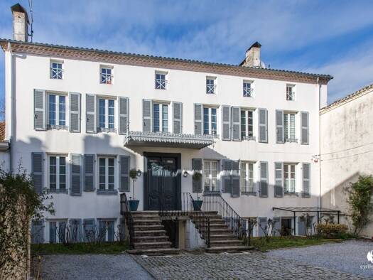 Maison de ville à vendre 1 260 000 € 9 pièces 8 chambres 600 m² 1 445 m² de terrain Centre Ville Mont-de-Marsan 40000