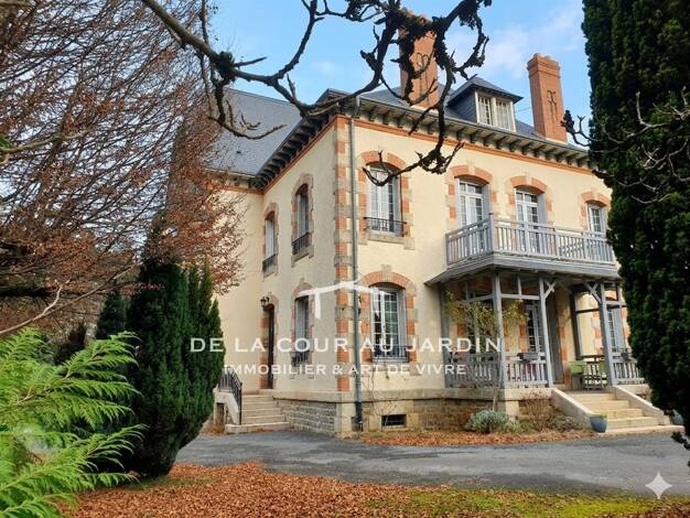 Maison à vendre 318 000 € 10 pièces 6 chambres 265 m² 2 440 m² de terrain Châlus 87230