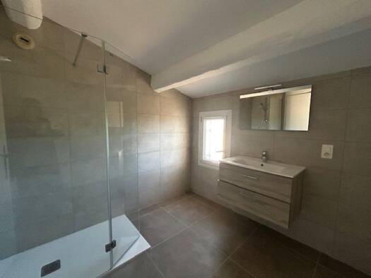 Appartement à louer 1 210 € 3 pièces 2 chambres 73 m² Étage 2/2 Plascassier Grasse 06130