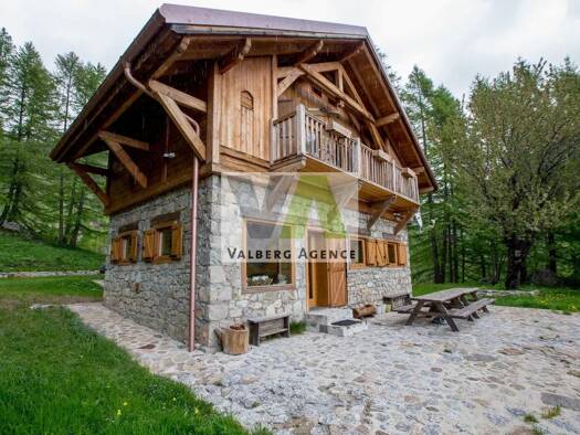 Chalet à vendre 995 000 € 5 pièces 5 chambres 163,4 m² Entraunes 06470