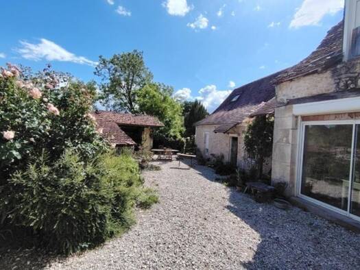 Maison à vendre 159 000 € 7 pièces 3 chambres 172 m² 2 300 m² de terrain Limeyrat 24210