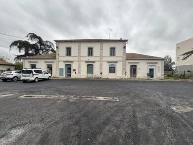 Local commercial à louer 1 670 € 126 m² de surface de vente Centre Ville Pezenas 34120