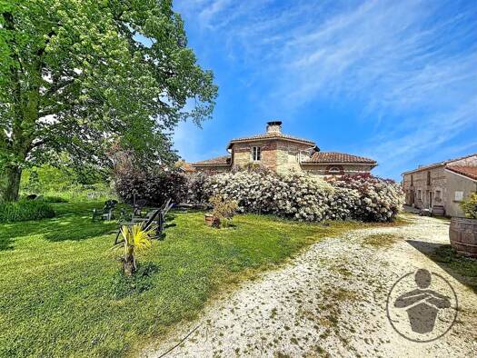 Maison à vendre 714 000 € 10 pièces 9 chambres 440 m² Saint-Martin-de-Coux 17360
