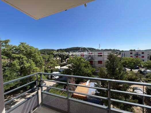 Appartement à louer 890 € 3 pièces 2 chambres 64 m² 3ème étage Saint Chamas Sud Saint-Chamas 13250