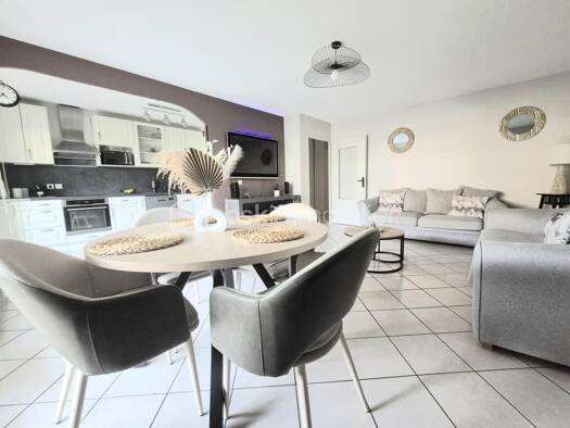 Appartement à vendre 192 000 € 5 pièces 4 chambres 97 m² Étage 2/5 Frange Verte-Commanderie Échirolles 38130