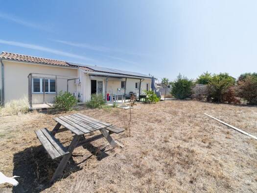 Maison de plain-pied à vendre 215 660 € 4 pièces 3 chambres 116 m² 900 m² de terrain Blaye 33390