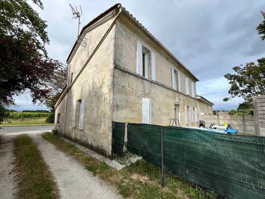 Immeuble à vendre 296 500 € 242 m² Bayas 33230