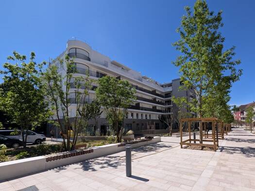 Local commercial à louer 5 480 € 285,27 m² de surface de vente Saint-Genis-Pouilly 01630