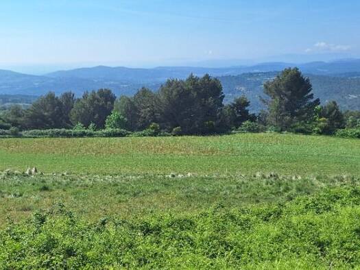 Terrain constructible à vendre 111 000 € 580 m² de terrain Montfuron 04110