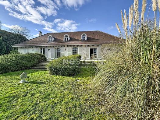 Maison à louer 3 500 € 9 pièces 5 chambres 276 m² 3 000 m² de terrain Les Lycées-La Forêt-Le Château Chantilly 60500