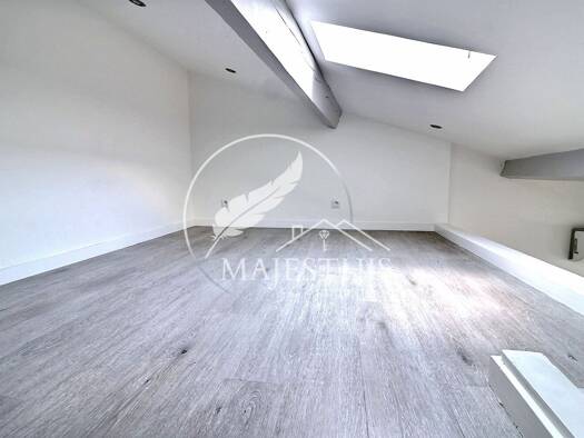 Appartement à louer 550 € 1 pièce 25 m² Étage 3/3 disponible dès maintenant Hyères 83400