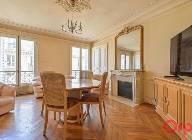 Appartement à vendre 995 000 € 4 pièces 3<br/>chambres 87 m²<br/>superficie 4/6<br/>étage Europe Paris 8ème 75008