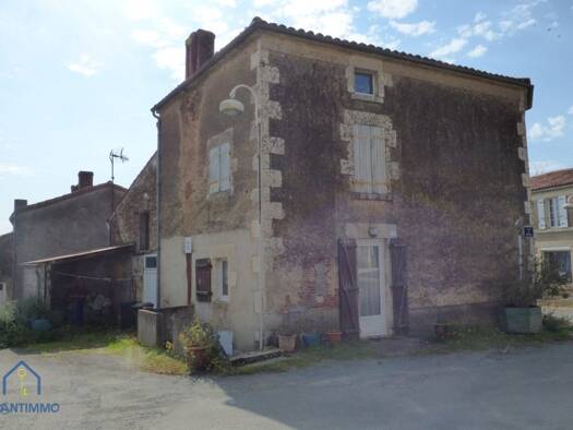Maison à vendre 28 000 € 6 pièces 3 chambres 114 m² 149 m² de terrain Chantonnay 85110