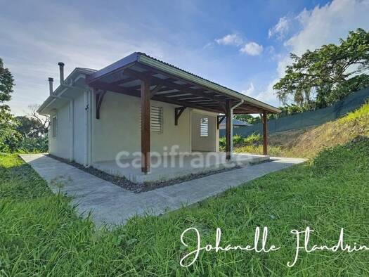 Maison de plain-pied à louer 1 100 € 3 pièces 2 chambres 54 m² Gourbeyre 97113