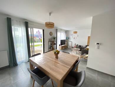 Maison à louer 1 020 € 6 pièces 5 chambres 114 m² 316 m² de terrain Sud Chateaugiron 35410