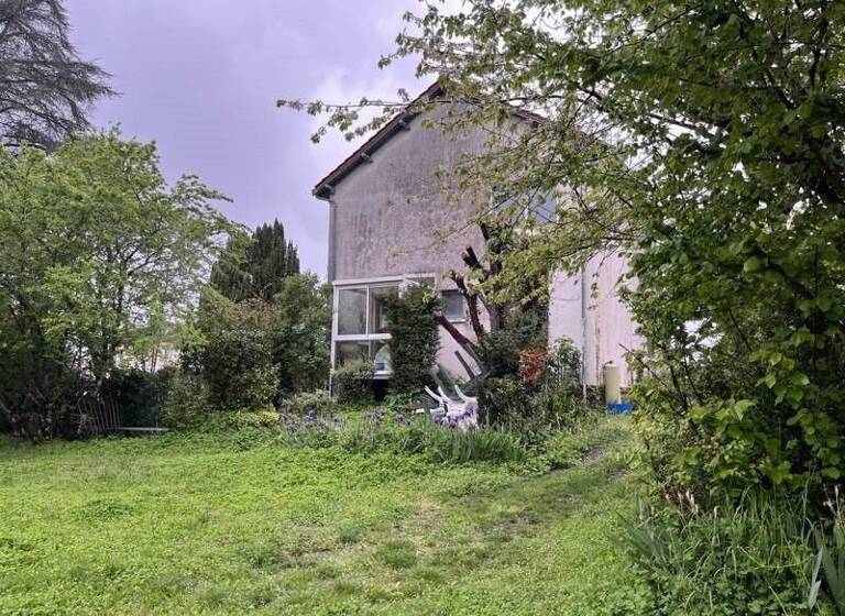 Maison à vendre 129 600 € 9 pièces 7<br/>chambres 165 m²<br/>superficie 1 083 m²<br/>terrain Le Dorat 87210