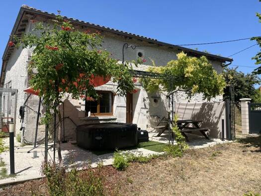 Maison de ville à vendre 257 000 € 6 pièces 4 chambres 170 m² 1 834 m² de terrain Saint-Bonnet 16300