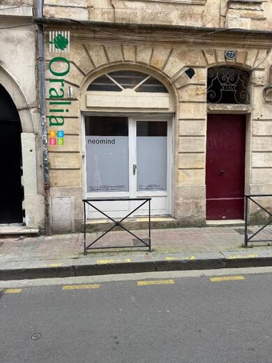 Local commercial à louer 880 € 41 m² de surface de vente Hôtel de Ville-Quinconce-Saint Seurin-Fondaudège Bordeaux 33000