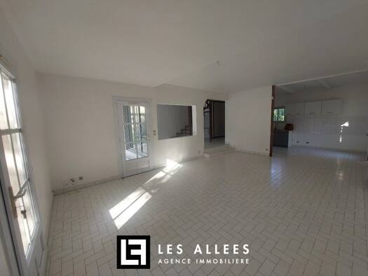Maison à louer 1 071 € 5 pièces 4 chambres 106 m² 300 m² de terrain Montélimar 26200