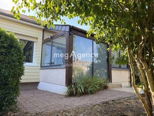 Maison de ville à vendre 143 000 € 4 pièces 3 chambres 96 m² 412 m² de terrain Centre et Ecarts Évron 53600