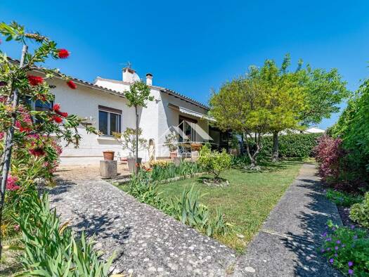 Maison de plain-pied à vendre 520 000 € 6 pièces 4 chambres 122,4 m² 855 m² de terrain Centre Ouest Uzès 30700