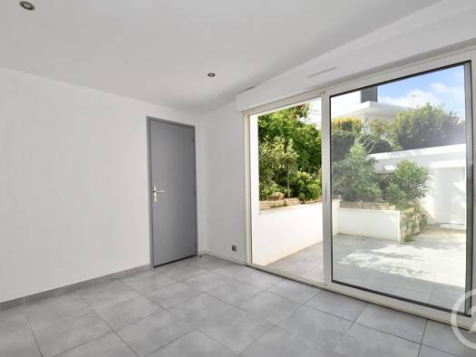 Maison de plain-pied à louer 1 450 € 4 pièces 3 chambres 85,8 m² 264 m² de terrain Royan 17200