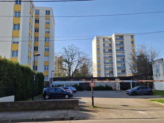 Appartement à vendre 115 000 € 1 pièce 30,3 m² RDC Les Genêts-Le Vinatier-Le Lessivas Bron 69500