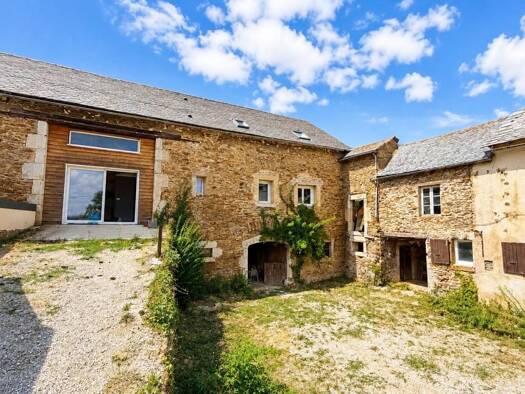 Maison à vendre 270 000 € 8 pièces 7 chambres 233 m² 9 938 m² de terrain Manhac 12160