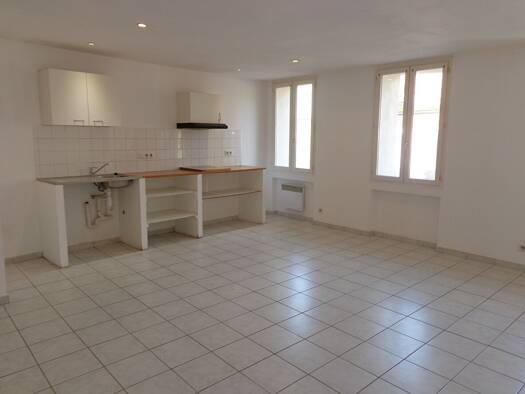 Triplex à louer 545 € 2 pièces 1 chambre 48 m² Étage 2/3 Centre Vidauban 83550