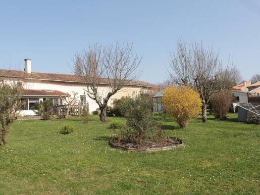 Maison à vendre 215 000 € 6 pièces 2 chambres 133 m² 1 734 m² de terrain Saint-Dizant-du-Gua 17240