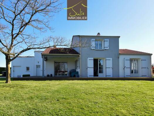 Maison à vendre 225 750 € 4 pièces 3 chambres 101 m² 1 716 m² de terrain La Forêt-sur-Sèvre 79380