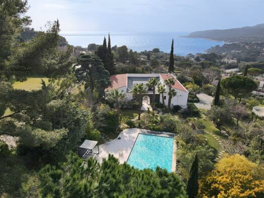 Maison en viager occupé Bouquet 2 244 000 € 8 pièces 7 chambres 470 m² 2 800 m² de terrain Peripherie Cassis 13260
