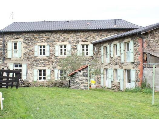 Maison à vendre 125 000 € 11 pièces 7 chambres 225 m² 682 m² de terrain Saint-Hostien 43260