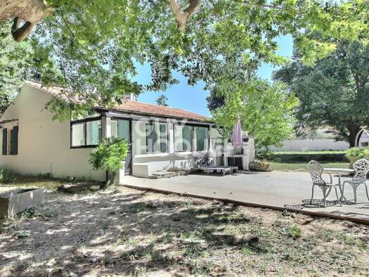 Maison de plain-pied à vendre 338 000 € 4 pièces 3 chambres 93 m² 2 410 m² de terrain Campagne Tarascon 13150