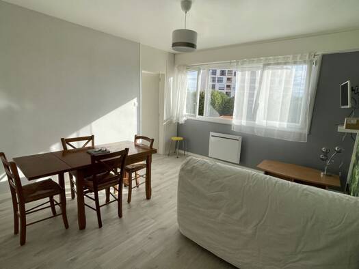 Appartement à louer 650 € 2 pièces 1 chambre 44,5 m² Étage 4/4 Pentagone La Roche-sur-Yon 85000