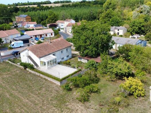Demeure à vendre 437 000 € 7 pièces 5 chambres 123 m² 10 760 m² de terrain Vouillé 86190